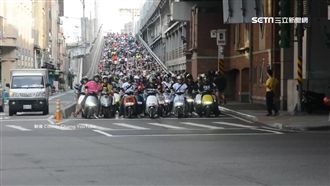 壯觀！百輛電動車「寧靜」快閃台北橋