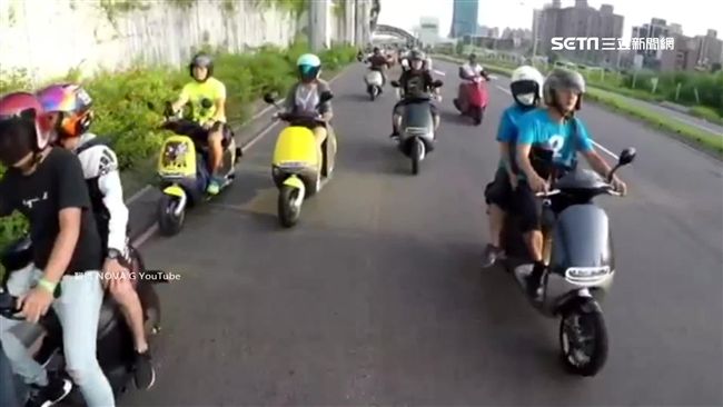 台灣年輕人喜歡騎機車兜風，即使捷運發達，仍不少人以機車代步。（資料照）