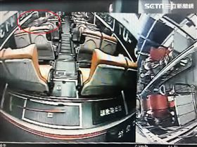 許婦將裝有瓷碗的提袋揮向母女倆。（圖／翻攝畫面）