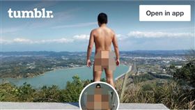 一名理平頭、戴眼鏡的年輕壯漢，趁著深夜前往北門全裸自拍，事後再將照片上傳Tumblr（翻攝自Tumblr）