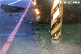 羅男自撞路旁的水泥護欄及電線桿，命危仍在急救中。（圖／翻攝畫面）