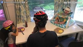 ▲為了弟弟，姊姊要求全家佩戴安全帽。（圖／翻攝自Shayna Gutierrez臉書）