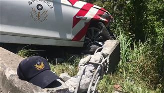 處理拋錨車事故　國道警挨撞殉職