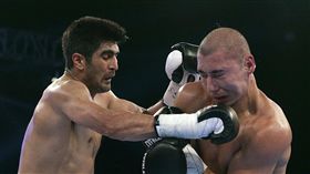 印度拳擊手辛格（Vijender Singh，左）與中國拳擊手麥麥提艾力（Zulpikar Maimaitiali，右）。(圖／美聯社／達志影像)