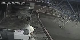 男子將水桶當馬桶拉起屎。（圖／翻攝畫面）