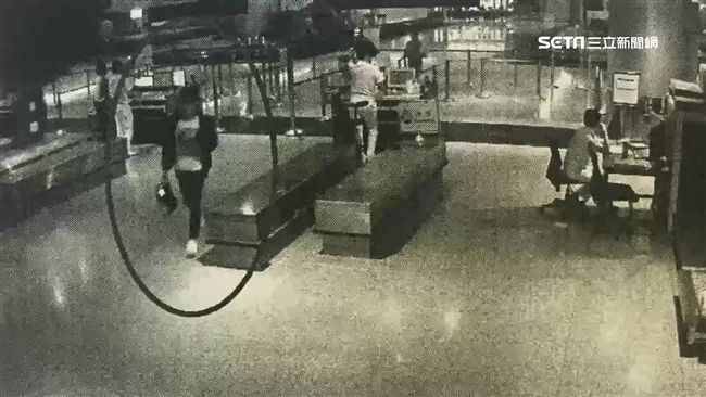 台遲發境管　趙準基輕鬆翻機場趴趴走