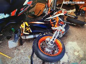 陳姓重機騎士疑似想耍帥翹孤輪，卻失控如打保齡球般撞進咖啡廳。（圖／翻攝畫面）