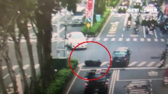 等紅燈遭汽車衝撞　5騎士當場被撞飛