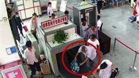 可怕…客運站過安檢驚見斷手　男子淡定：把哥哥的手帶回家 圖／翻攝自微博