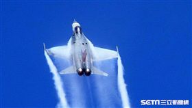 空軍官校營區開放預校　ＩＤＦ、幻象、Ｆ１６戰機特技　音爆雲
邱榮吉攝