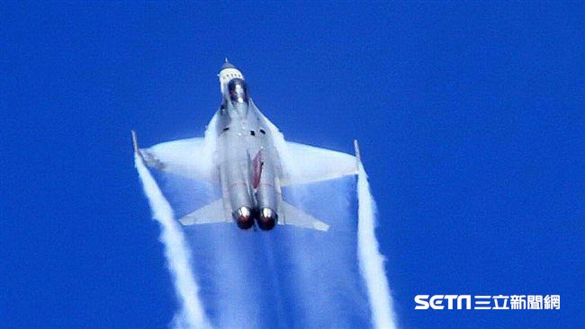 風和日麗戰機特技！現少見「凝結雲」