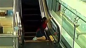 大陸東莞塘廈商場 女售貨員把手扶梯當跑步機結果跌倒受傷／騰訊視頻