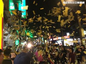 民眾在現場撒冥紙抗議。（圖／翻攝畫面）