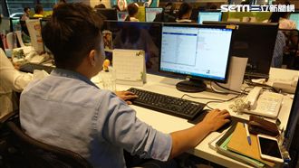 其實椎間盤壓力坐比站大一點五倍，加上不平衡的坐姿會造成腰椎骨刺與椎間盤問題。