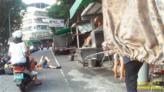 甜不辣攤帆布釀禍　無辜騎士慘摔倒地