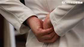 久坐辦公老爸腰椎壓力大　必學六招伸展保健（圖／台中慈院）