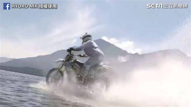 超狂！摩托車在水上跑　衝出水花賽道