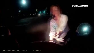 女衝馬路要給車撞　警上銬後綑綁送醫