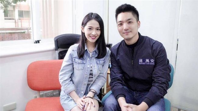 美女主播合照蔣萬安　周玉蔻：很無言