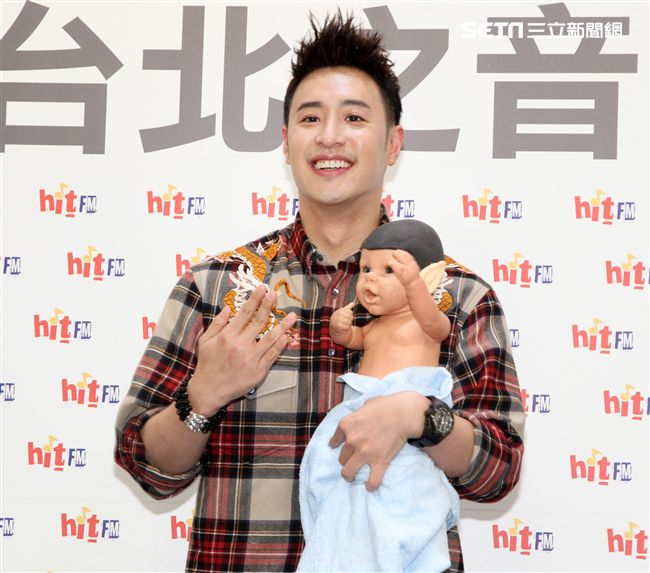 潘瑋柏與異類寶寶互動。（記者邱榮吉/攝影）