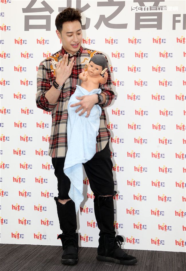 潘瑋柏與異類寶寶互動。（記者邱榮吉/攝影）