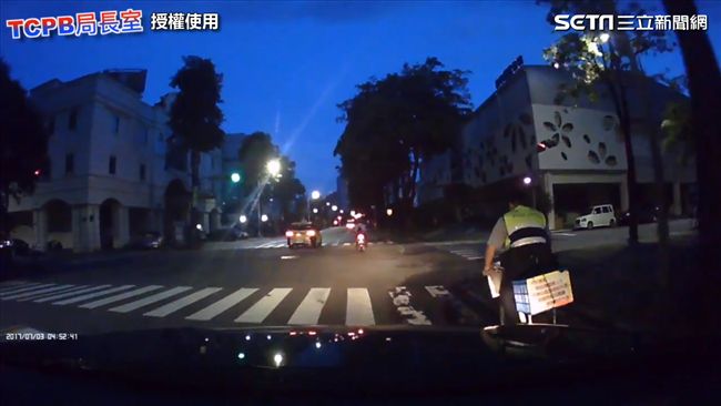 暖警護眼疾翁　貼心幫騎腳踏車
