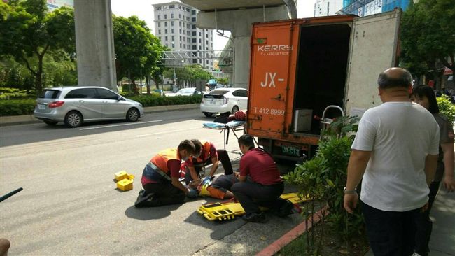 太熱？高壓瓶爆炸　送貨員脖子遭劃傷
