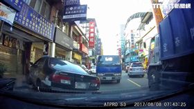 警方巡邏時發現前方車輛形跡可疑，查詢後發現對方車牌逾期，隨即鳴笛示意對方停車，陳男卻反倒加速逃逸，警方追趕近百公尺後，陳男被逼進騎樓停車，警方喝令他下車受檢（翻攝畫面）