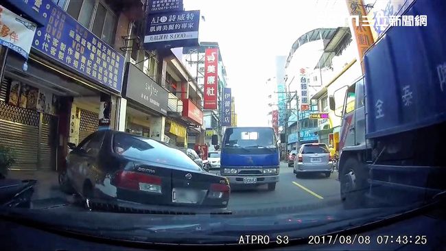 車牌逾期心虛竄逃　闖4紅燈遭警攔截