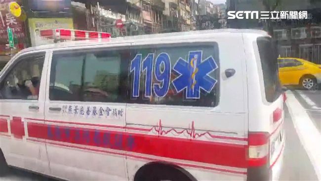 救護車送來平日同仁　醫護拼全力搶救