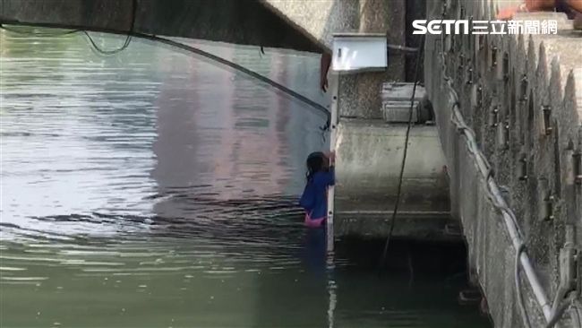 國中女掛蛙鏡跳河？消防員搭梯救援