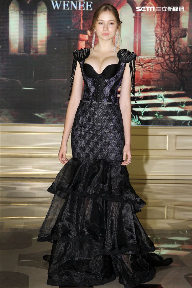 時尚秀以中古世紀西班牙皇族氣息貫穿，透過西班牙「女神」、「女鬥士」、「女王」三個貴族服飾風格，將中古世紀的柔美與勇猛相融，巴黎的內衣文化與時尚理念，結合現代感碰撞下的新潮流，交織出如史詩般的藝術之美。（記者邱榮吉/攝影）