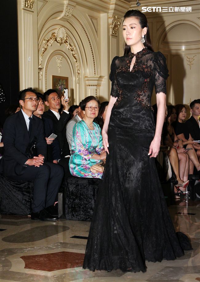 時尚秀以中古世紀西班牙皇族氣息貫穿，透過西班牙「女神」、「女鬥士」、「女王」三個貴族服飾風格，將中古世紀的柔美與勇猛相融，巴黎的內衣文化與時尚理念，結合現代感碰撞下的新潮流，交織出如史詩般的藝術之美。（記者邱榮吉/攝影）