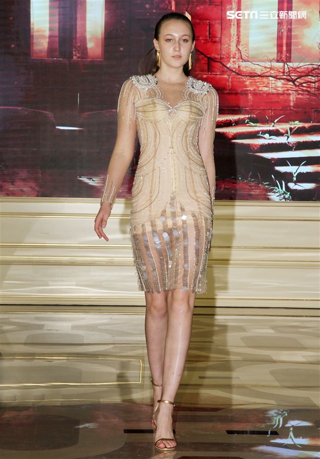 時尚秀以中古世紀西班牙皇族氣息貫穿，透過西班牙「女神」、「女鬥士」、「女王」三個貴族服飾風格，將中古世紀的柔美與勇猛相融，巴黎的內衣文化與時尚理念，結合現代感碰撞下的新潮流，交織出如史詩般的藝術之美。（記者邱榮吉/攝影）
