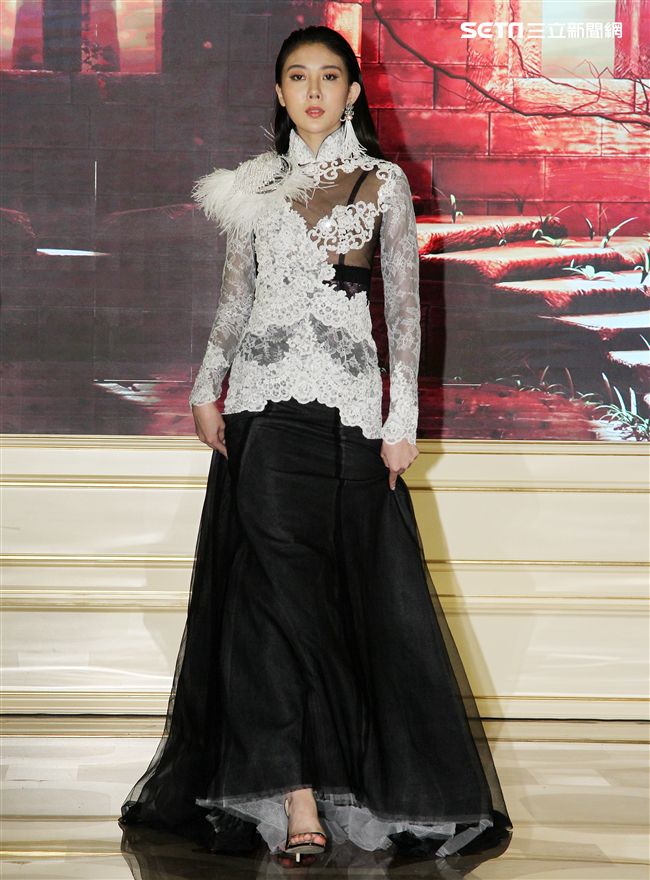 時尚秀以中古世紀西班牙皇族氣息貫穿，透過西班牙「女神」、「女鬥士」、「女王」三個貴族服飾風格，將中古世紀的柔美與勇猛相融，巴黎的內衣文化與時尚理念，結合現代感碰撞下的新潮流，交織出如史詩般的藝術之美。（記者邱榮吉/攝影）