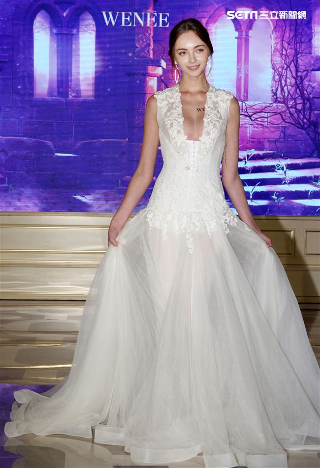 時尚秀以中古世紀西班牙皇族氣息貫穿，透過西班牙「女神」、「女鬥士」、「女王」三個貴族服飾風格，將中古世紀的柔美與勇猛相融，巴黎的內衣文化與時尚理念，結合現代感碰撞下的新潮流，交織出如史詩般的藝術之美。（記者邱榮吉/攝影）