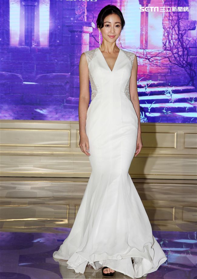 時尚秀以中古世紀西班牙皇族氣息貫穿，透過西班牙「女神」、「女鬥士」、「女王」三個貴族服飾風格，將中古世紀的柔美與勇猛相融，巴黎的內衣文化與時尚理念，結合現代感碰撞下的新潮流，交織出如史詩般的藝術之美。（記者邱榮吉/攝影）