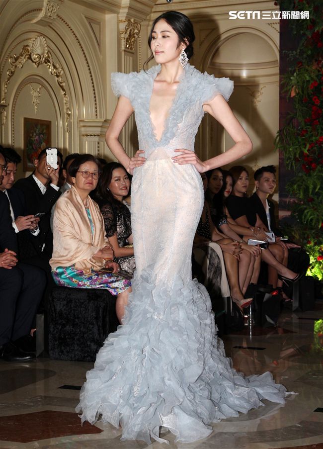 時尚秀以中古世紀西班牙皇族氣息貫穿，透過西班牙「女神」、「女鬥士」、「女王」三個貴族服飾風格，將中古世紀的柔美與勇猛相融，巴黎的內衣文化與時尚理念，結合現代感碰撞下的新潮流，交織出如史詩般的藝術之美。（記者邱榮吉/攝影）