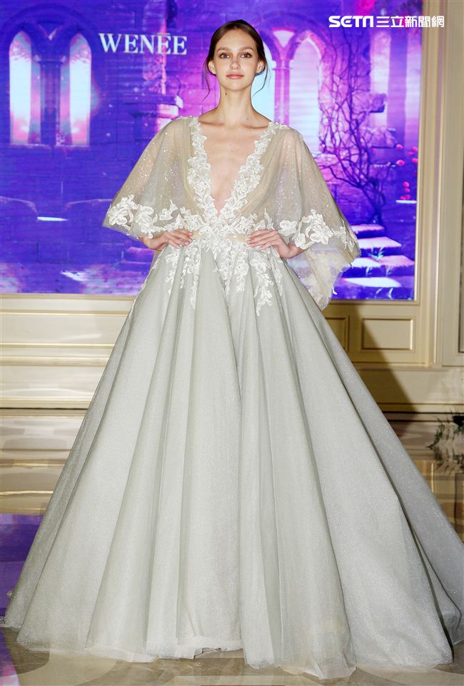 時尚秀以中古世紀西班牙皇族氣息貫穿，透過西班牙「女神」、「女鬥士」、「女王」三個貴族服飾風格，將中古世紀的柔美與勇猛相融，巴黎的內衣文化與時尚理念，結合現代感碰撞下的新潮流，交織出如史詩般的藝術之美。。（記者邱榮吉/攝影）