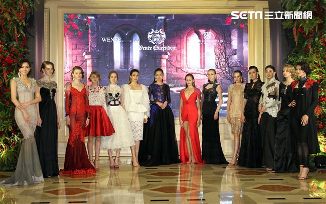 時尚秀以中古世紀西班牙皇族氣息貫穿，透過西班牙「女神」、「女鬥士」、「女王」三個貴族服飾風格，將中古世紀的柔美與勇猛相融，巴黎的內衣文化與時尚理念，結合現代感碰撞下的新潮流，交織出如史詩般的藝術之美。（記者邱榮吉/攝影）