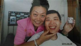 妹妹烏正儀說，媽媽和哥哥母子感情深厚。（圖／中央社）