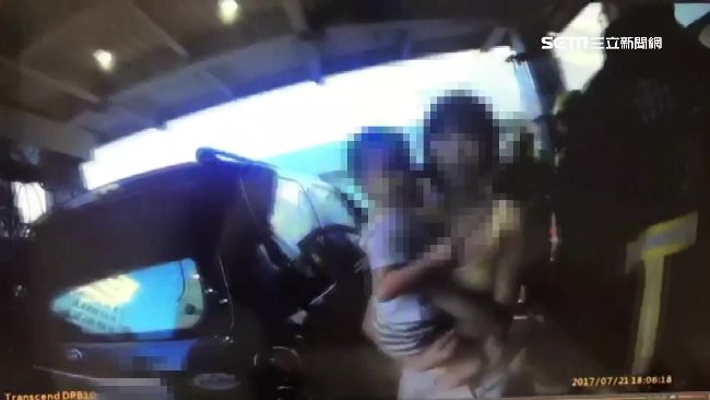 2歲兒反鎖車內　消防員緊急破窗救援
