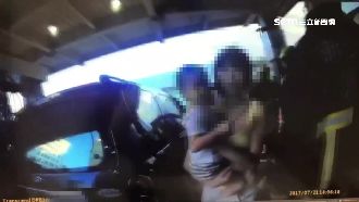 2歲兒反鎖車內　消防員緊急破窗救援