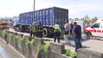 聯結車倒車讓路　不慎輾斃後方騎士