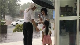 台中一名謝姓男子因罹患失智症，日前迷路走到一家麵 包店，店員發現向警方報案。員警詹凱鈞（左）獲報將 他帶回警局安置，恰好謝妻剛報案離開，經通知家屬讓 祖孫3人重逢，返家畫面讓警方都動容。（圖／中央社）