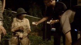 派出所,所長,鳳岡,阿婆,竹北,新竹,寶特瓶,回收,工程師,陳昭佑,王晨宇,走失,失智,暖心,感動（圖／翻攝畫面）