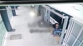 墨西哥,公車,輪椅,女子,起身,行走（圖／翻攝自YouTube）