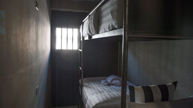 泰國監獄風旅館　入住發黑白條紋睡衣