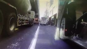 網友擷取三寶駕駛開車門的瞬間。（圖／翻攝自爆料公社）