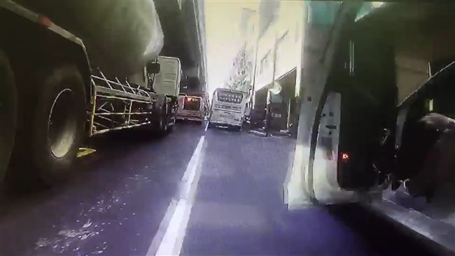 三寶奧迪亂開車門　險釀騎士遭大車輾